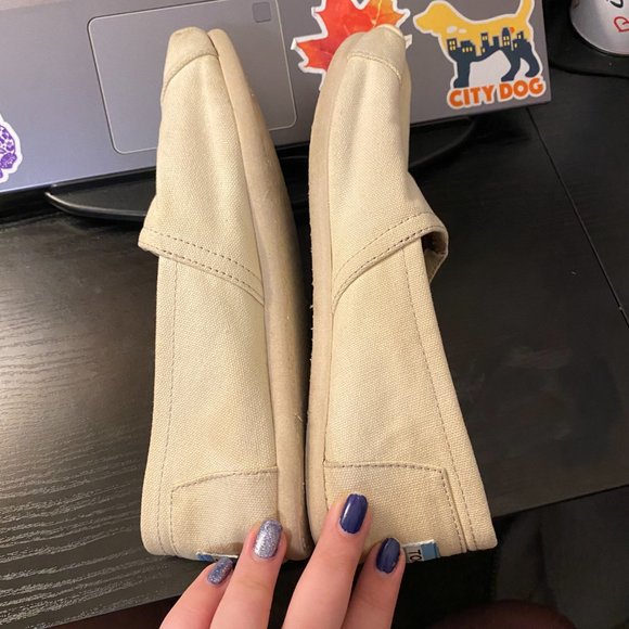 TOM's Canvas Slip Ons - Picture 6 of 9